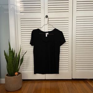 Black scoop neck tee